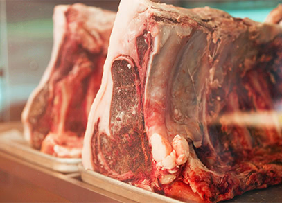 熟成中のドライエイジングビーフ